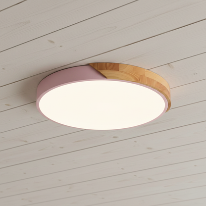 Plafonnier Nordik rose sur un plafond en bois