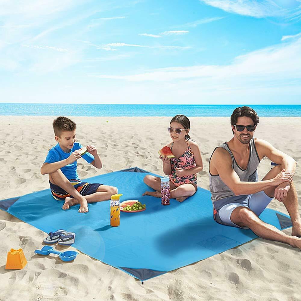 Couverture de plage anti-sable en maille double couche, dépliée au sol