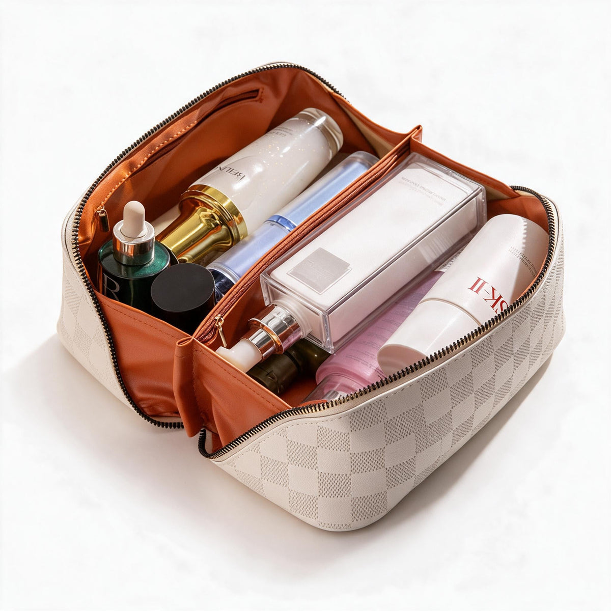 Trousse de maquillage ouverte montrant ses compartiments séparés pour cosmétiques