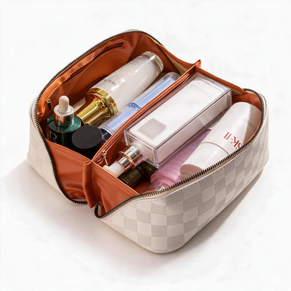 Trousse de maquillage ouverte montrant ses compartiments séparés pour cosmétiques