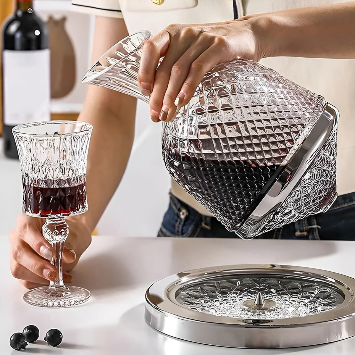 Carafe en verre cristal posée sur son socle rotatif argenté