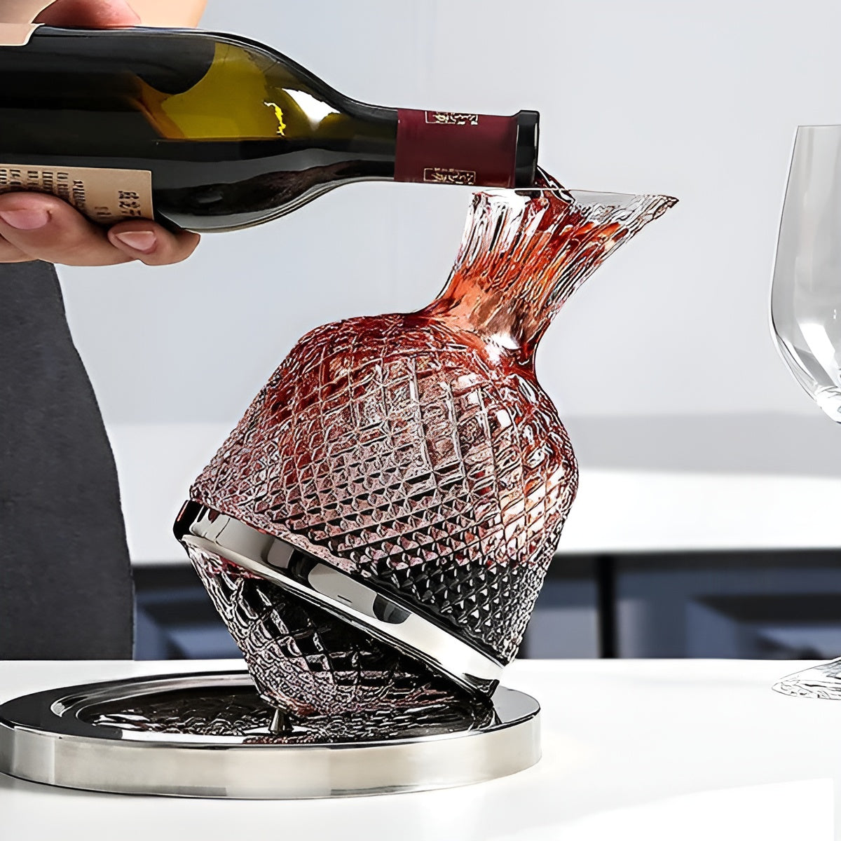 Détail du socle rotatif à 360° de la carafe en verre cristal
