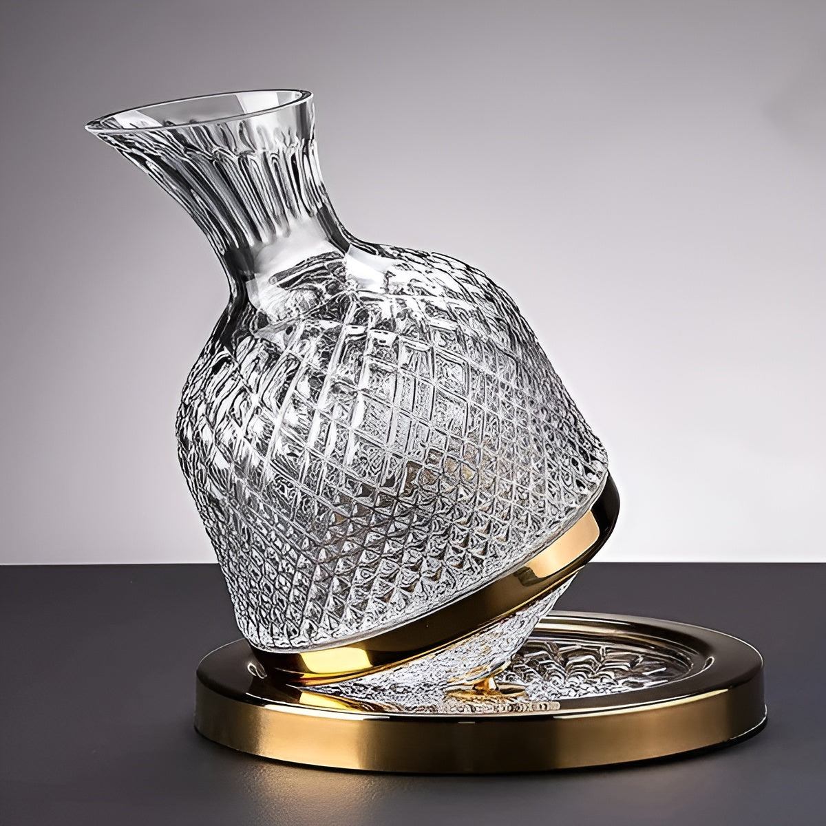 Carafe en cristal et socle doré présentés avec des verres à vin