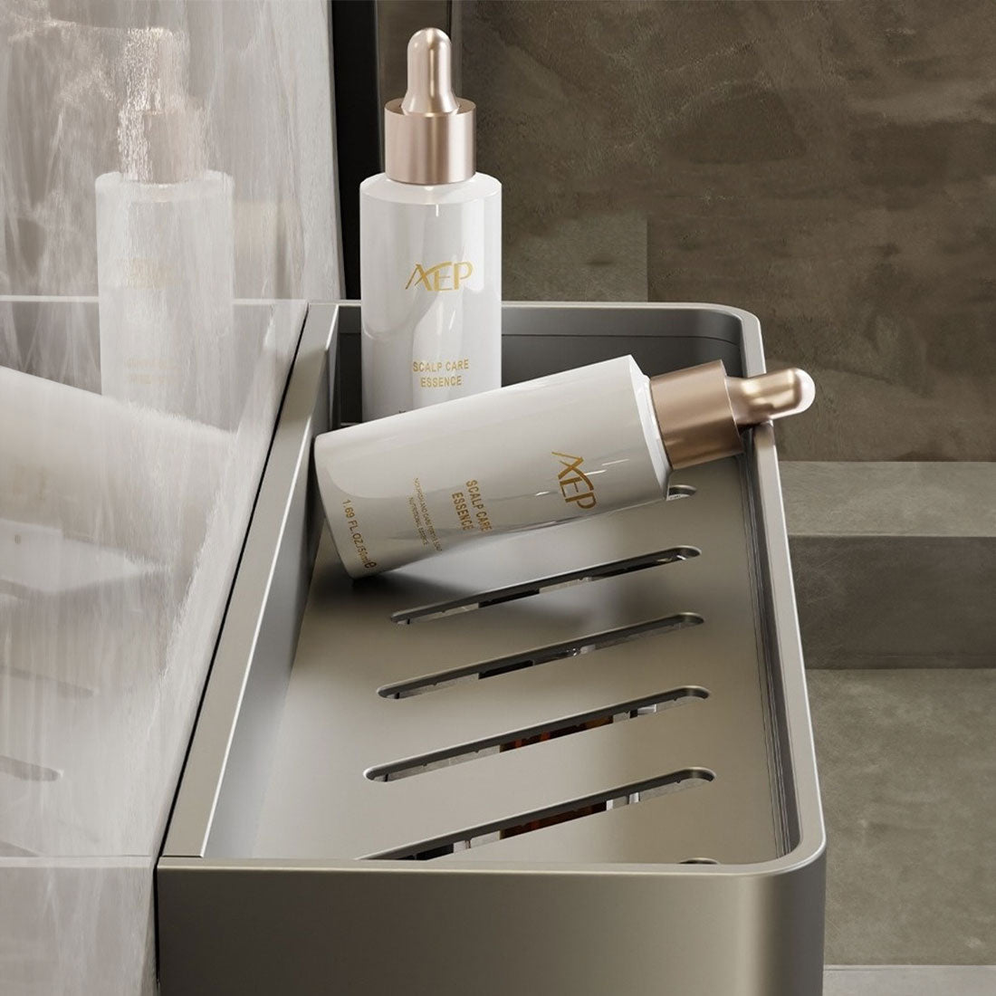Étagère murale grise installée dans une douche, flacons de shampooing posés dessus