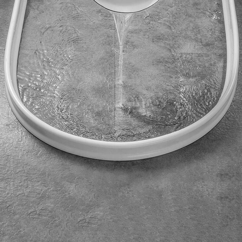 Pied posé sur la barrière en silicone souple