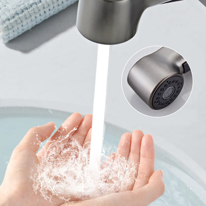 Bec du robinet de lavabo pivoté sur le côté