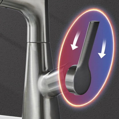 Gros plan sur la manette du robinet de lavabo
