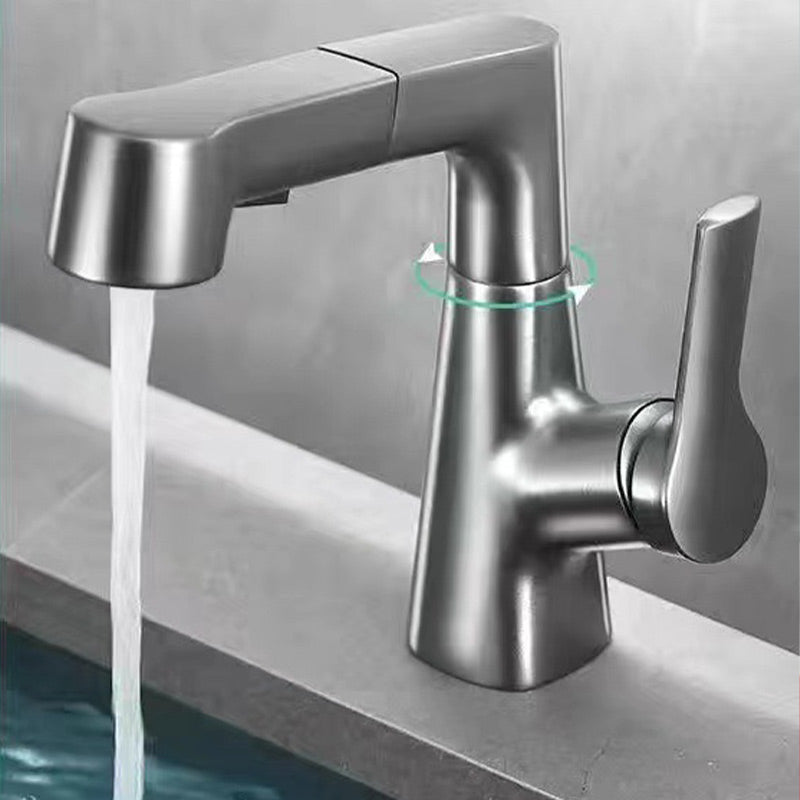 Robinet de lavabo avec douchette extractible sur un lavabo blanc