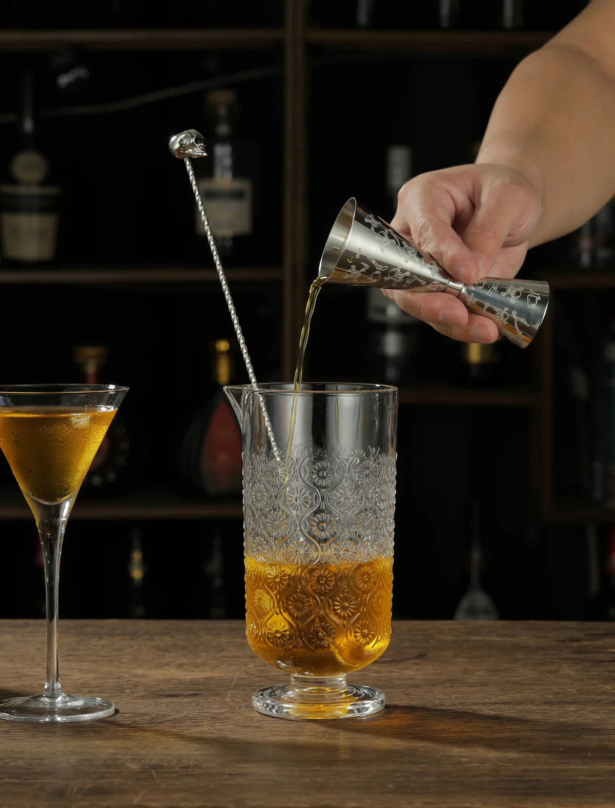 Doseur à cocktail en acier inoxydable posé sur un plan de bar