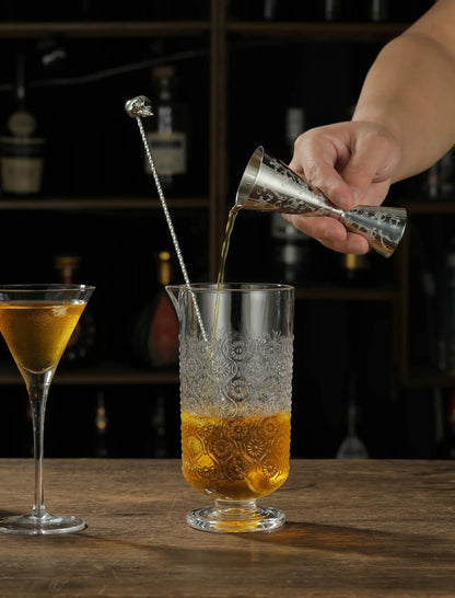 Doseur à cocktail en acier inoxydable posé sur un plan de bar