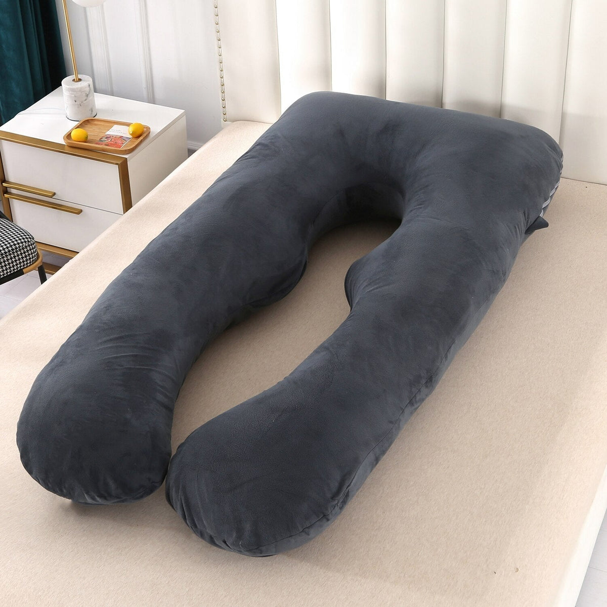 Coussin de corps en U coloris noir en tissu peluche
