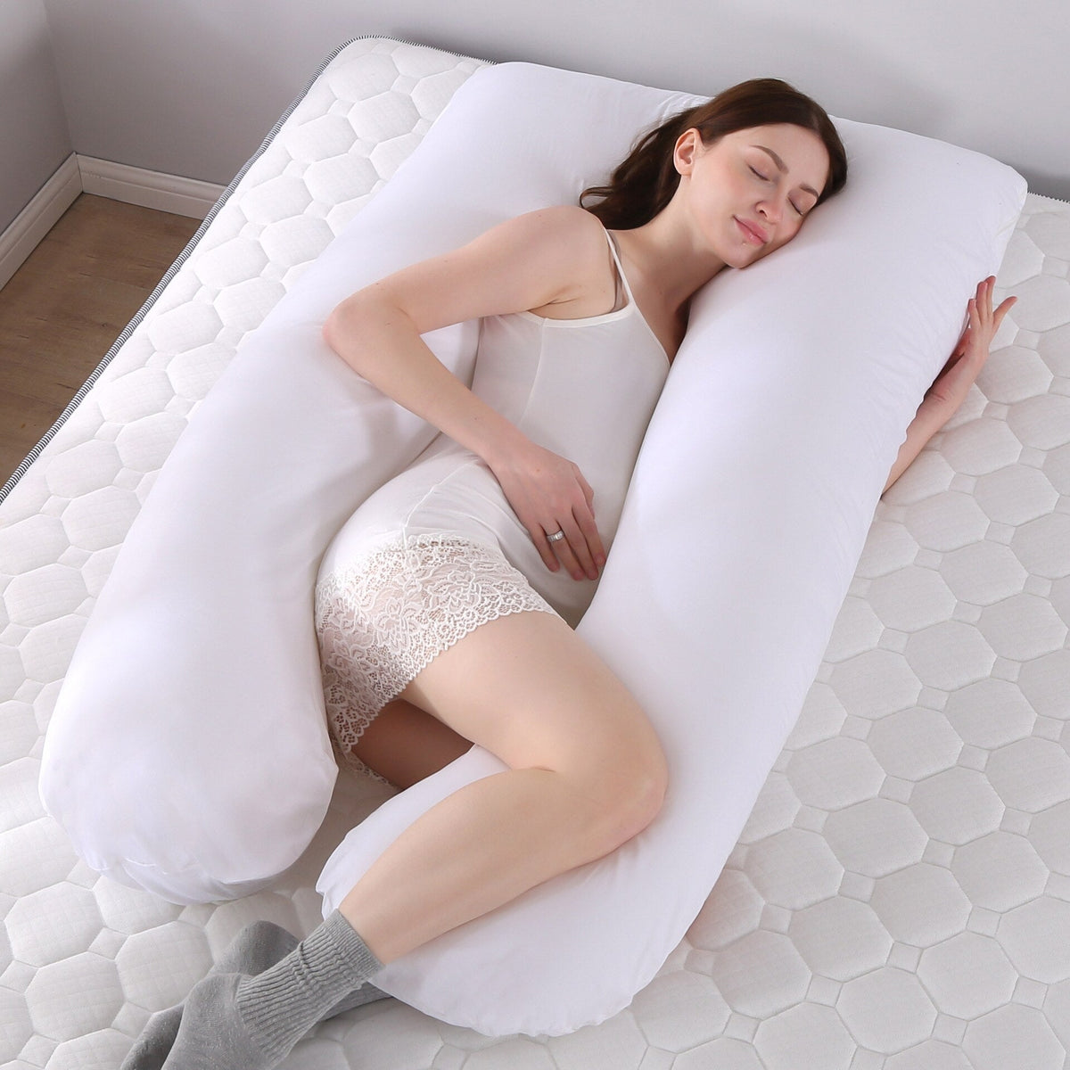Coussin de corps en U coloris blanc, forme en U bien visible